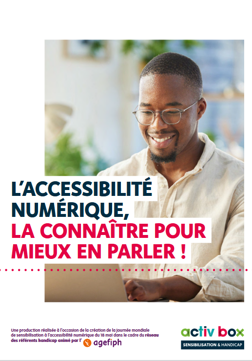 Une personne souriante devant son ordinateur 