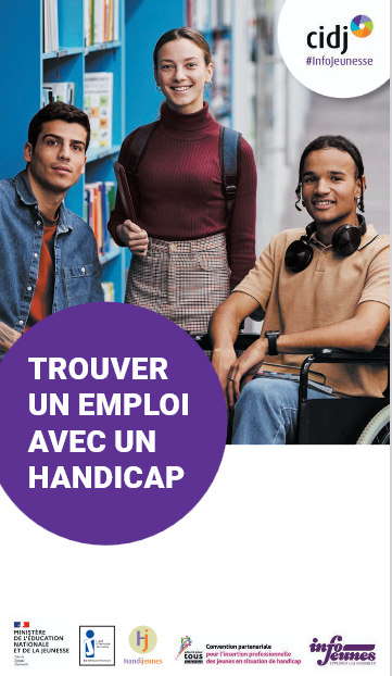Tris jeunes sourient, l'un d'entre eux est en fauteuil