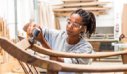 jeune fille réalisant des gestes professionnels de menuiserie-ébénisterie.