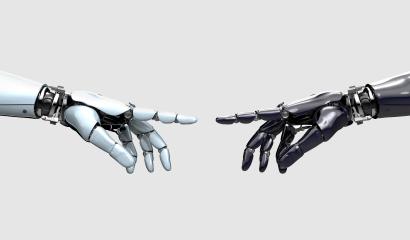 Deux mains robotiques qui se touchent